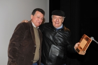 Il cantautore uruguayano Daniel Viglietti, vincitore del Premio Oriundi, con il Direttore del Festival Rodrigo Diaz